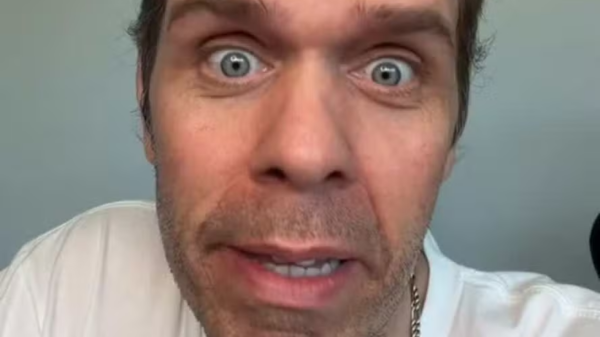 Perez Hilton é hospitalizado após live perturbadora mobilizar fãs; entenda 1 image