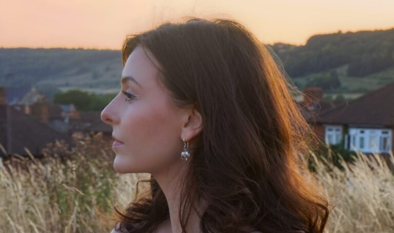 Jessica Milne transforma superação em "Strawberry Moon", single inspirado na esperança e nos recomeços 47 prod track files 1859163 extra pictures Jessica Milne