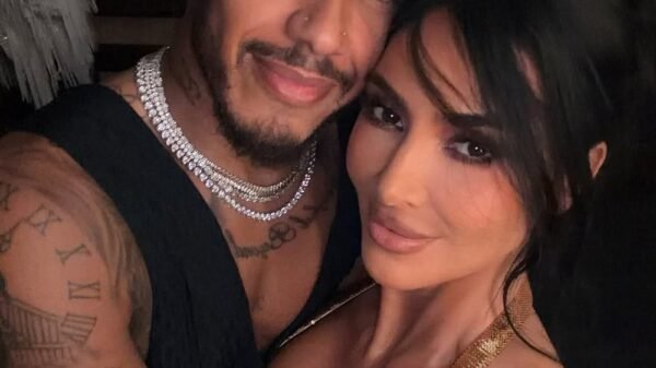 Kim Kardashian troca beijão com Lewis Hamilton e compartilha momentos íntimos durante viagem romântica a Paris; veja fotos 3 Kim Kardashian troca beijão com Lewis Hamilton e compartilha momentos íntimos durante viagem romântica a Paris; veja fotos