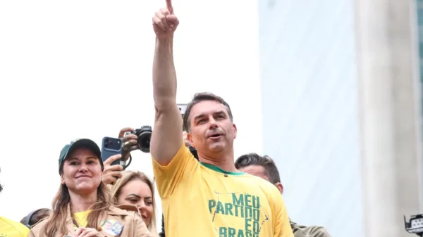 Sexo, luxo e poder: Flávio Bolsonaro é citado em festas com garotas de programa