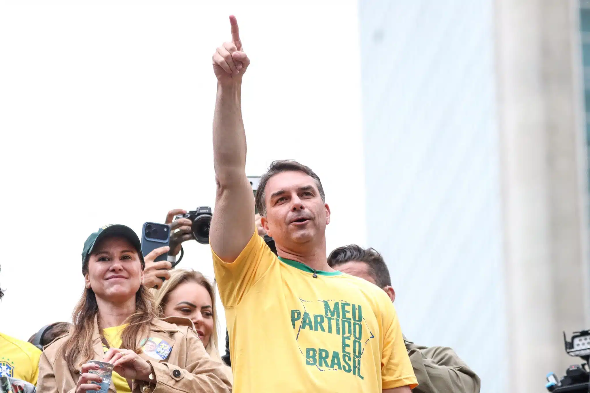 Sexo, luxo e poder: Flávio Bolsonaro é citado em festas com garotas de programa