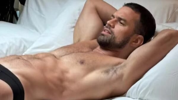 Quem é Vitor Gadelha, ator e modelo que protagoniza filme erótico com Marisa Orth 1 Vitor Gadelha marisa orth