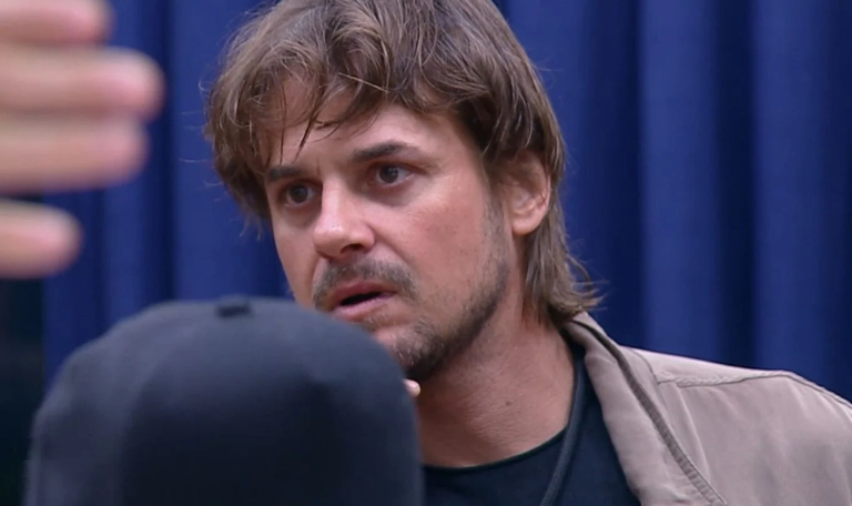 Daniel Erthal deixa parte íntima à mostra enquanto dorme e vídeo viraliza nas redes sociais