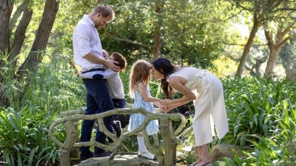 Príncipe Harry e Meghan Markle retiram filhos de escola em Londres após apenas dois dias; entenda
