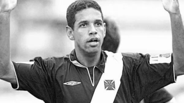 Morre Henrique, multicampeão pelo Vasco e ex-jogador do Atlético-MG, aos 49 anos 42 Morre Henrique, ex-zagueiro do Vasco, aos 49 anos – Divulgação/Vasco