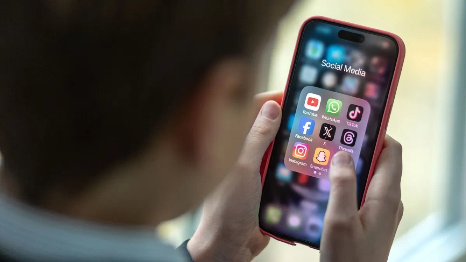 ue restrição redes sociais menores 13 anos
