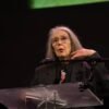 Anne Carson venceu o Prêmio Nobel de Literatura 2026 - Foto: Wikimedia Commons/Jay Dixit