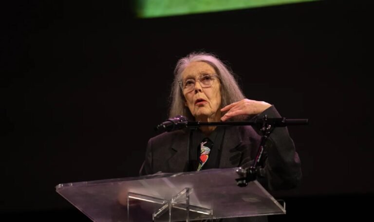 Quem é Anne Carson, escritora canadense vencedora do Nobel de Literatura 2026 49 Anne Carson venceu o Prêmio Nobel de Literatura 2026 - Foto: Wikimedia Commons/Jay Dixit