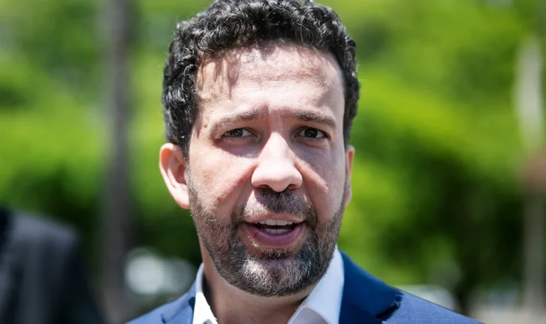 André Janones é internado na UTI após episódio de arritmia cardíaca depois de debate 48 André Janones é internado na UTI após episódio de arritmia cardíaca depois de debate