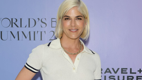 Selma Blair é presa após morder e agredir comissários de bordo em voo 2 Selma Blair é presa após morder e agredir comissários de bordo em voo