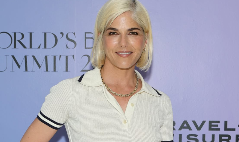 Selma Blair é presa após morder e agredir comissários de bordo em voo 49 Selma Blair é presa após morder e agredir comissários de bordo em voo