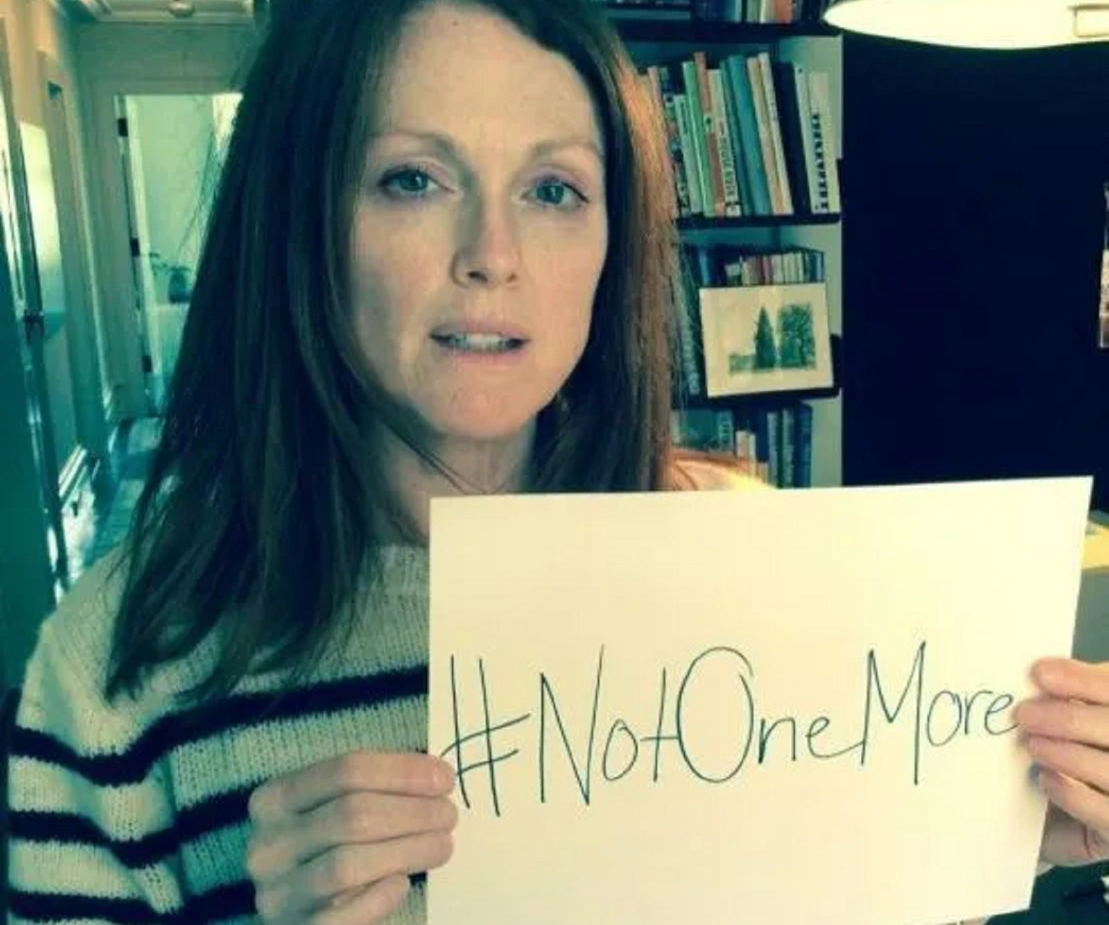 Julianne Moore critica violência armada após tiroteio em escola nos Estados Unidos