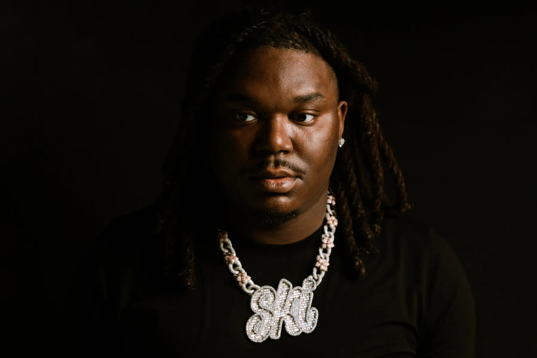 Briga em festival deixa quatro feridos; rapper Lucki aparece ensanguentado em vídeos