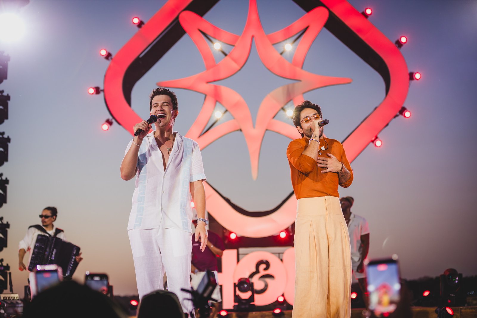 Após alcançar o Top 100 Global do Spotify, Hugo & Guilherme lançam EP com hit “Flash”