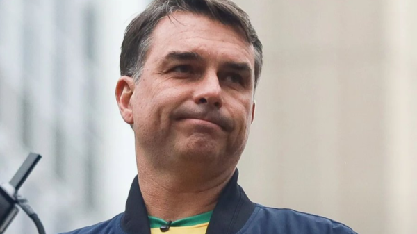 PF intima Flávio Bolsonaro a entregar passaporte