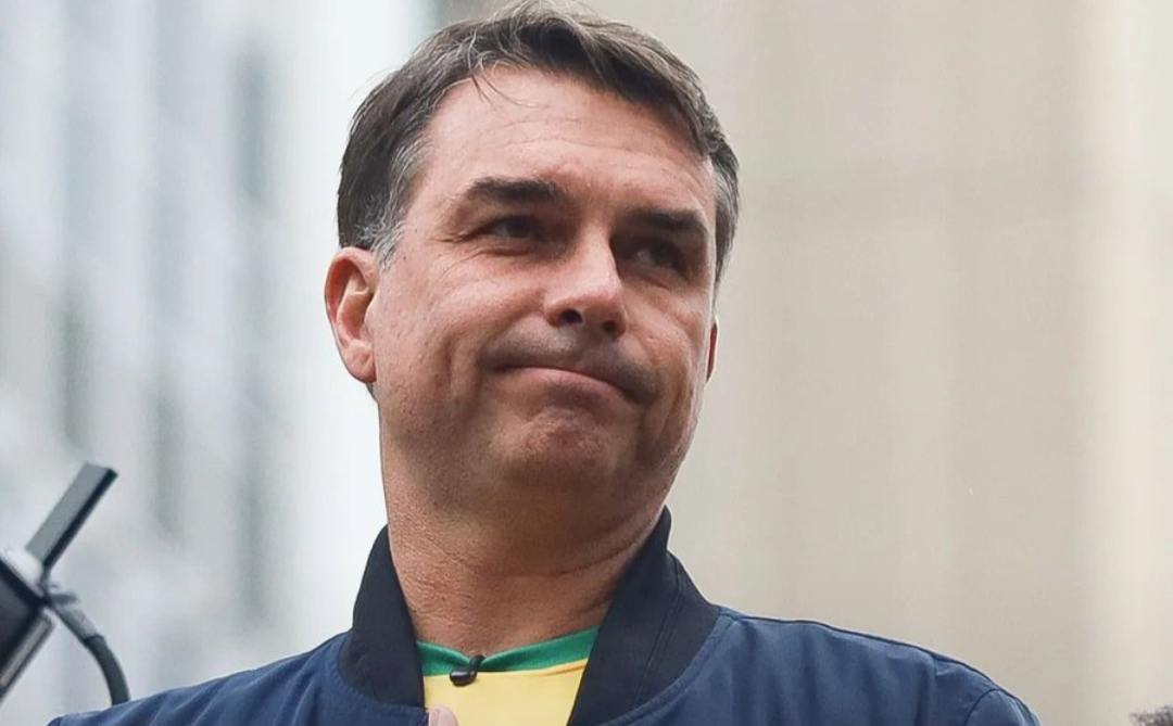Flávio Bolsonaro ficará sem cargo público e perderá foro privilegiado em 2027