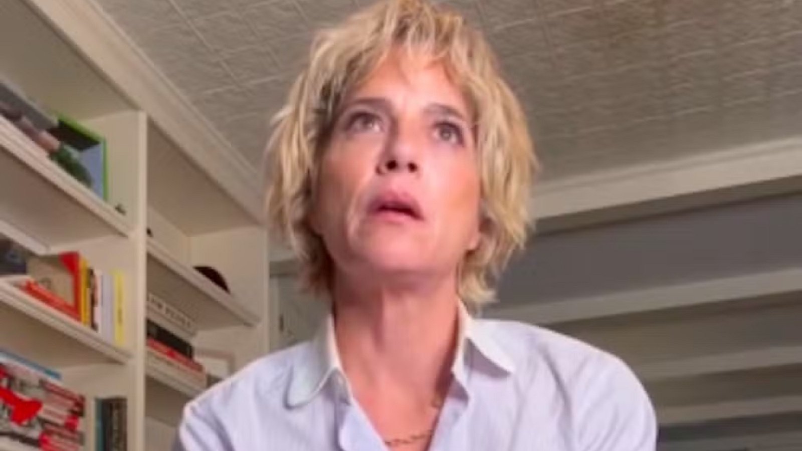 A atriz Selma Blair no vídeo em que lamenta episódio em que foi acusada de atacar membros de tripulação e tentar abrir porta de aeronave — Foto: Instagram