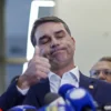 Flávio Bolsonaro atuou na defesa de PM acusado de matar menina de 5 anos em Niterói