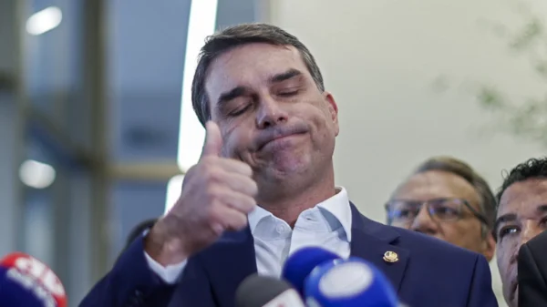 Flávio Bolsonaro atuou na defesa de PM acusado de matar menina de 5 anos em Niterói