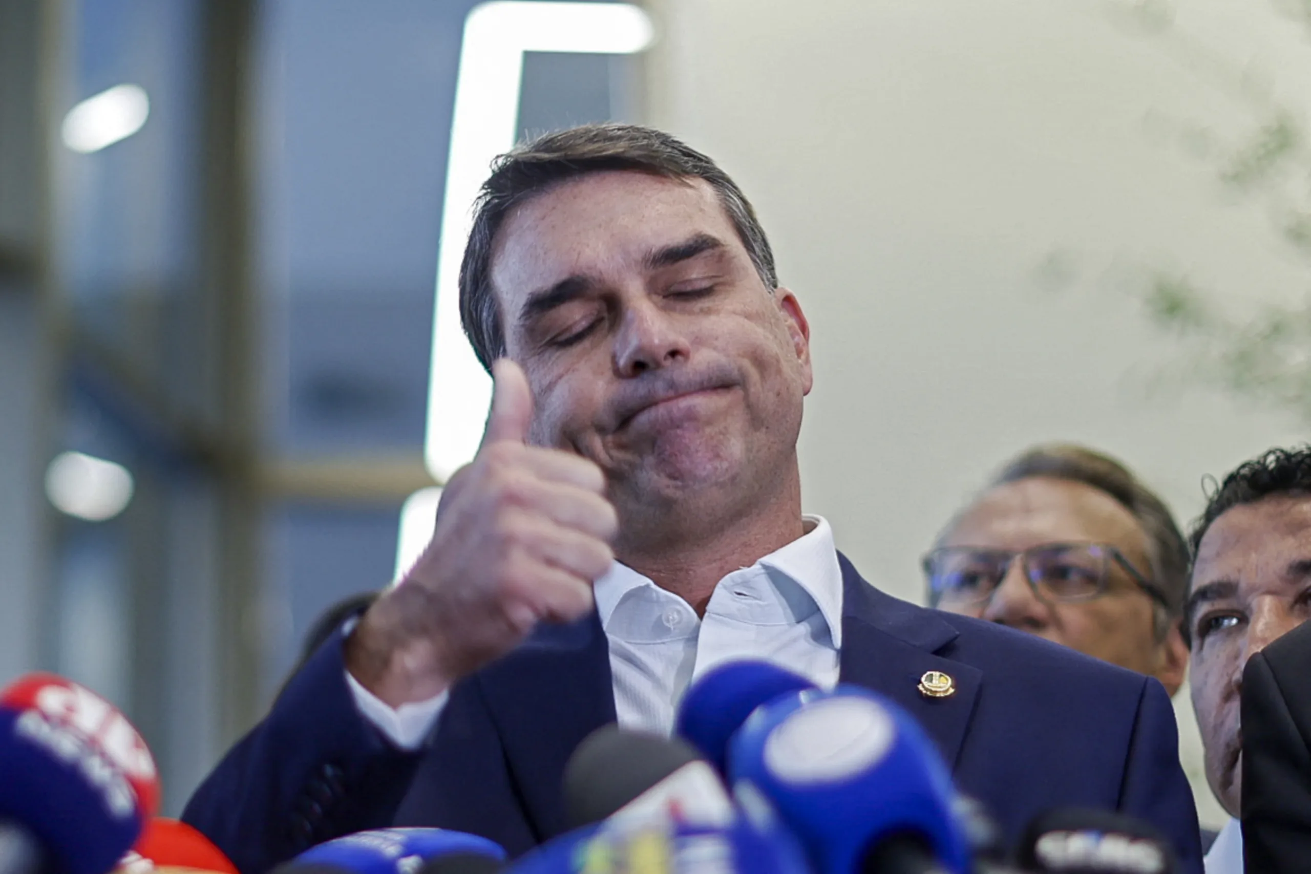 Flávio Bolsonaro atuou na defesa de PM acusado de matar menina de 5 anos em Niterói