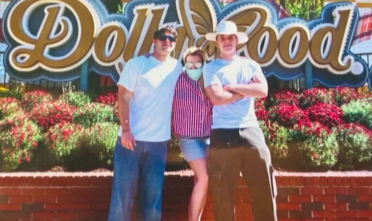 Usando máscara, Britney Spears visita parque de Dolly Parton com os filhos; veja vídeo 47 Britney Spears visitou parque de Dolly Parton ao lado dos filhos - Foto: Reprodução/Instagram/@britneyspears