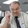 Morre Richard Riehle, ator de ‘Como Enlouquecer Seu Chefe’, aos 78 anos