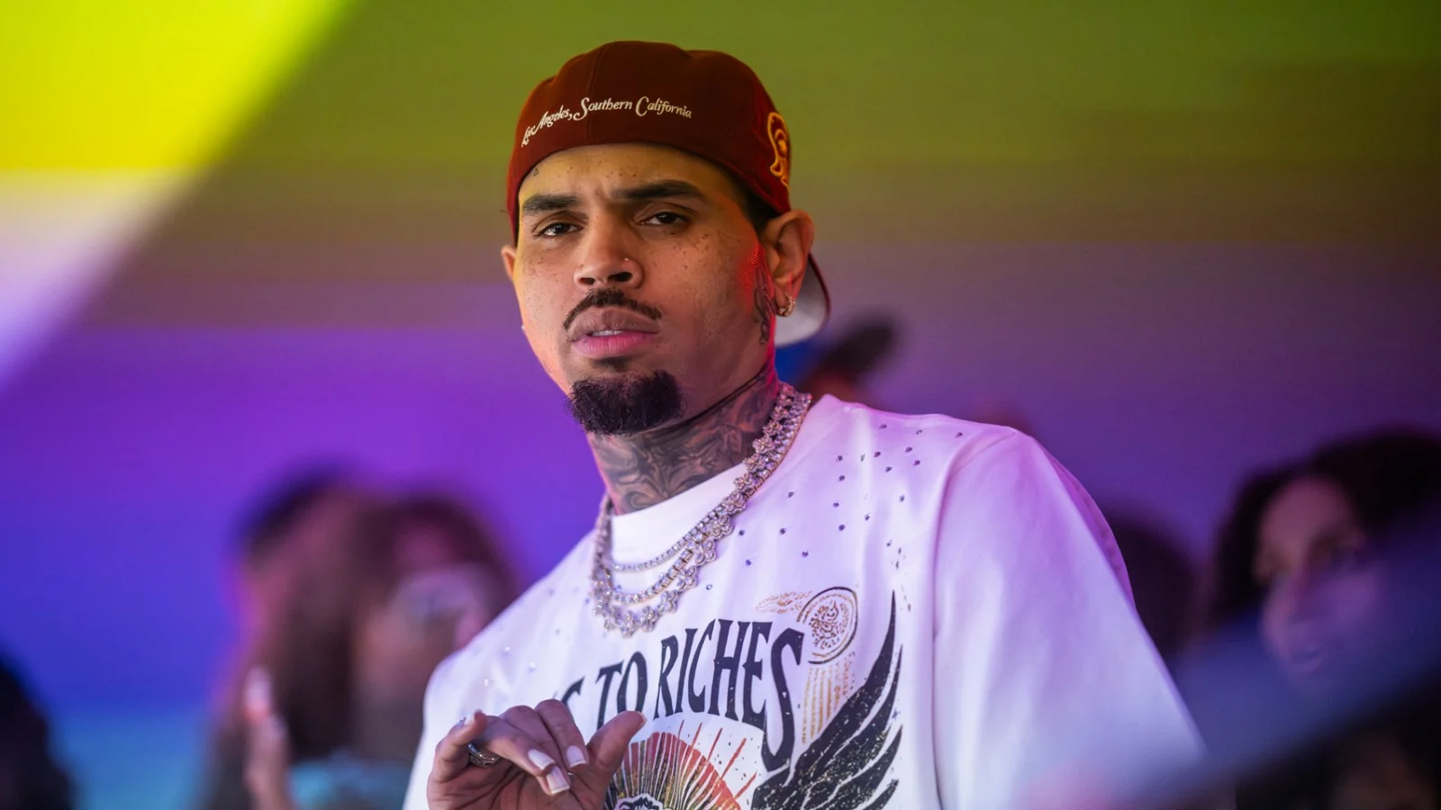 Acusado de agressão, Chris Brown é sentenciado a 8 meses de prisão suspensa; entenda