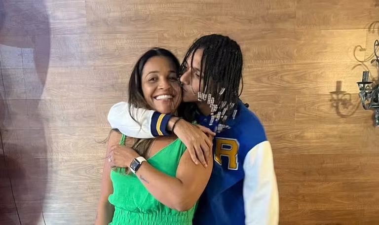 Mãe e irmão de Oruam são presos em operação da PF contra esquema ligado ao Comando Vermelho 48 Oruam junto da mãe Marcia Gama Nepomuceno — Foto: Reprodução/Instagram