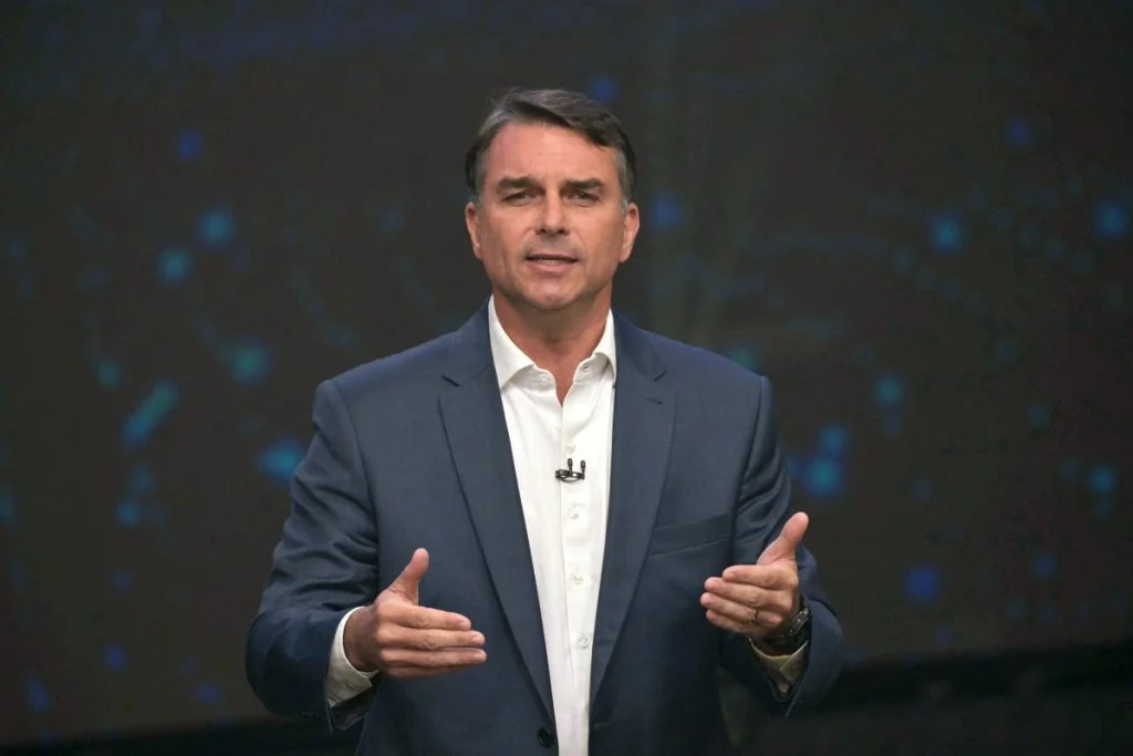 Campanha de Flávio Bolsonaro promete excluir beneficiários do Bolsa Família em 2 anos