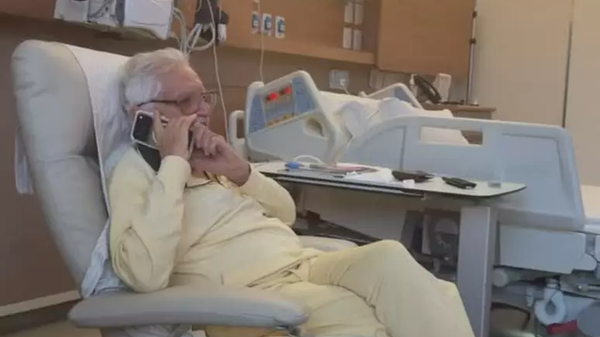 Carlos Alberto de Nóbrega aparece animado ao receber ligação de Raul Gil no hospital 1 Carlos Alberto de Nóbrega aparece animado ao receber ligação de Raul Gil no hospital