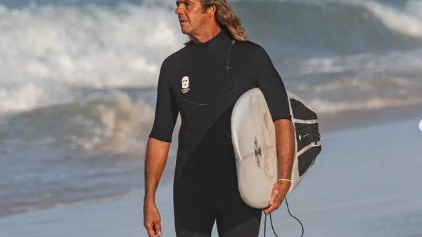 Morre Dadá Figueiredo, ícone do surfe brasileiro, aos 61 anos