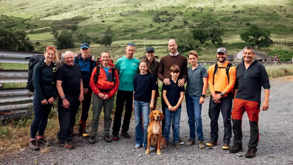 Kate Middleton posta foto rara com a família um ano após remissão do câncer 1 Kate, William e os filhos posam com voluntários - Foto: Reprodução Instagram/ @princeandprincessofwales