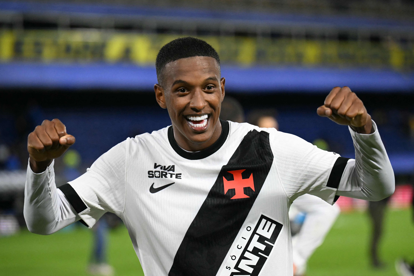 Zagueiro do Vasco, Robert Renan capota BMW em acidente no Rio de Janeiro