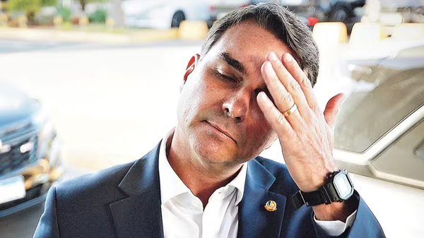 Flávio Bolsonaro teria viajado à Argentina antes de seguir para os Estados Unidos
