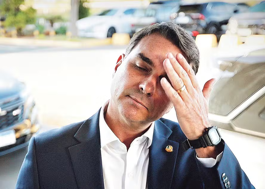 Flávio Bolsonaro teria viajado à Argentina antes de seguir para os Estados Unidos
