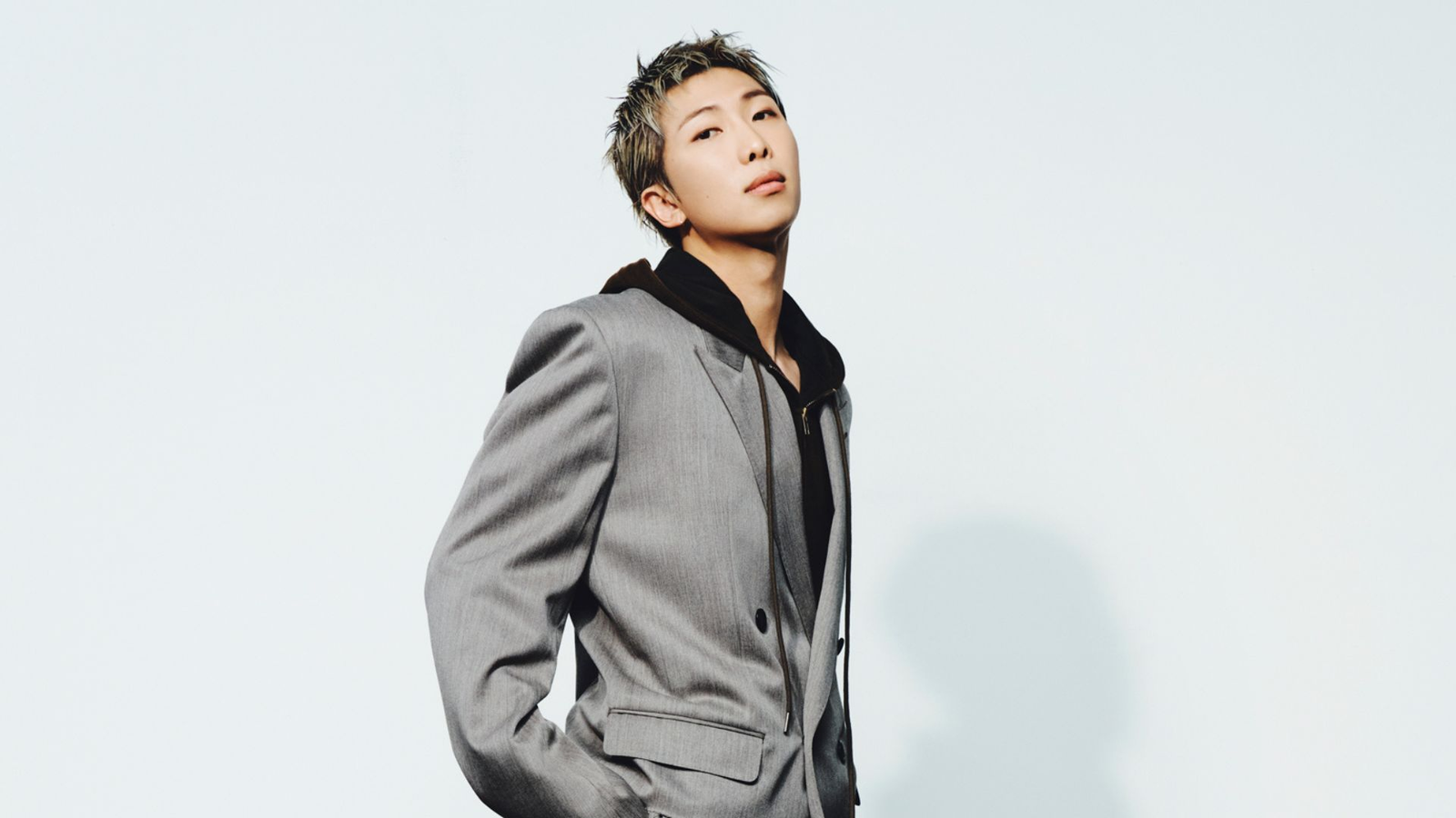 RM, do BTS, visita Pinacoteca de São Paulo e registros chamam a atenção dos fãs