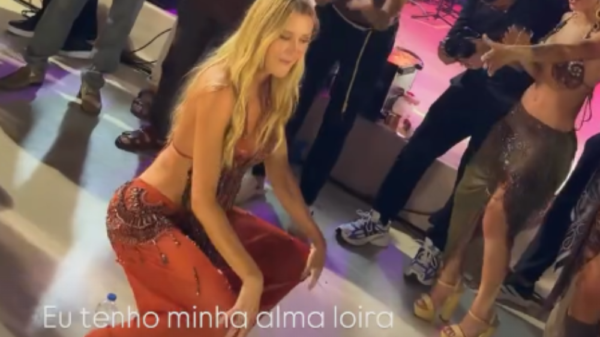 Ana Paula Siebert dança “Na Boquinha da Garrafa” durante show surpresa do É o Tchan em festa na Bahia 2 Ana Paula Siebert dança “Na Boquinha da Garrafa” durante show surpresa do É o Tchan em festa na Bahia