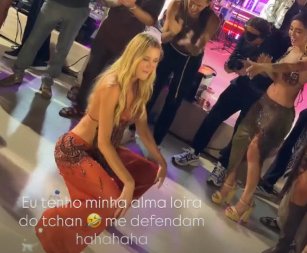 Ana Paula Siebert dança “Na Boquinha da Garrafa” durante show surpresa do É o Tchan em festa na Bahia