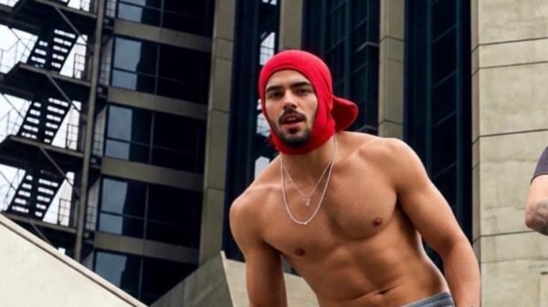 Saiba quem é Israel Augusto, jovem que viralizou nas redes sociais e ganhou apelido de “muso da paulista” em ato pró-Lula 11 Saiba quem é Israel Augusto, jovem que viralizou nas redes sociais e ganhou apelido de “muso da paulista” em ato pró-Lula