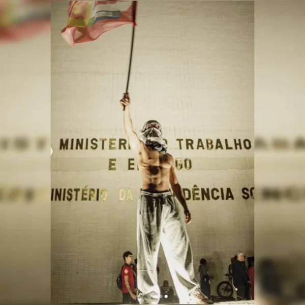 “Gostoso da Esplanada” chama atenção em ato pró-Lula no DF e viraliza nas redes sociais