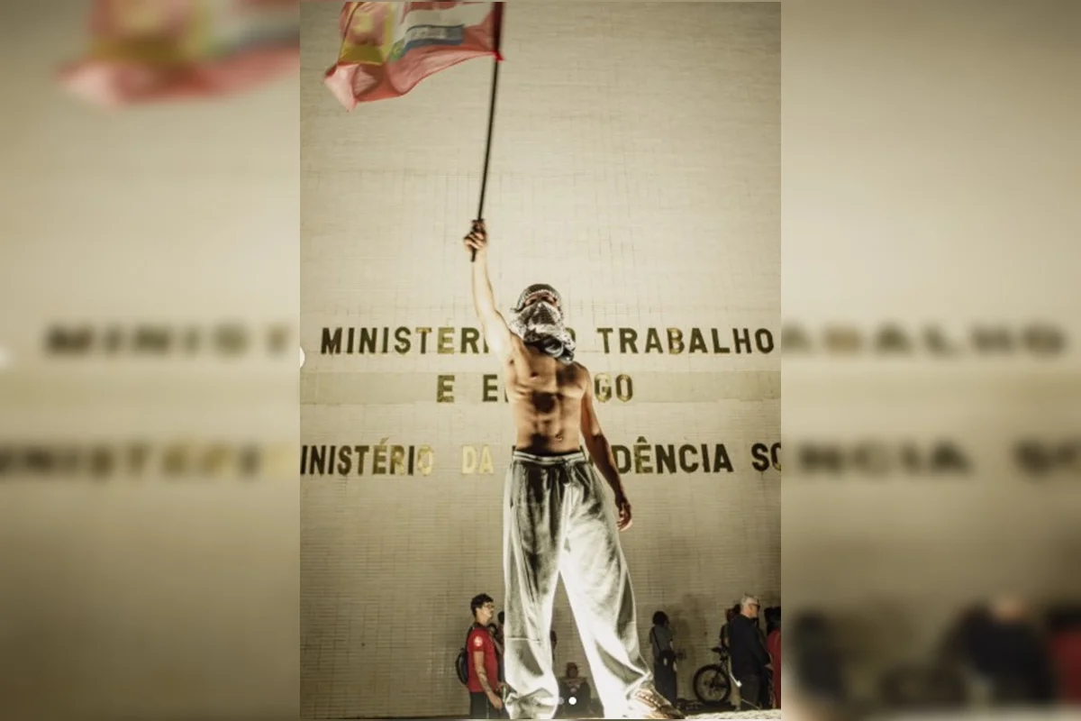 “Gostoso da Esplanada” chama atenção em ato pró-Lula no DF e viraliza nas redes sociais