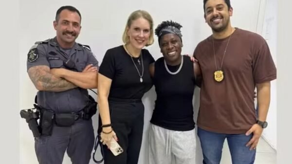 Cantora Neném é levada à delegacia após ser flagrada com carro furtado em Sorocaba 1 Neném é levada à delegacia após ser abordada com carro furtado - Foto: Reprodução