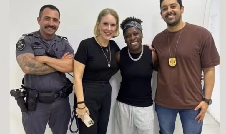 Cantora Neném é levada à delegacia após ser flagrada com carro furtado em Sorocaba 51 Neném é levada à delegacia após ser abordada com carro furtado - Foto: Reprodução