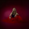 Scarlett Macfarlane lança “Excuse Me”, single que celebra a autenticidade e o empoderamento feminino