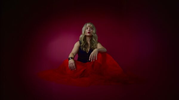Scarlett Macfarlane lança “Excuse Me”, single que celebra a autenticidade e o empoderamento feminino