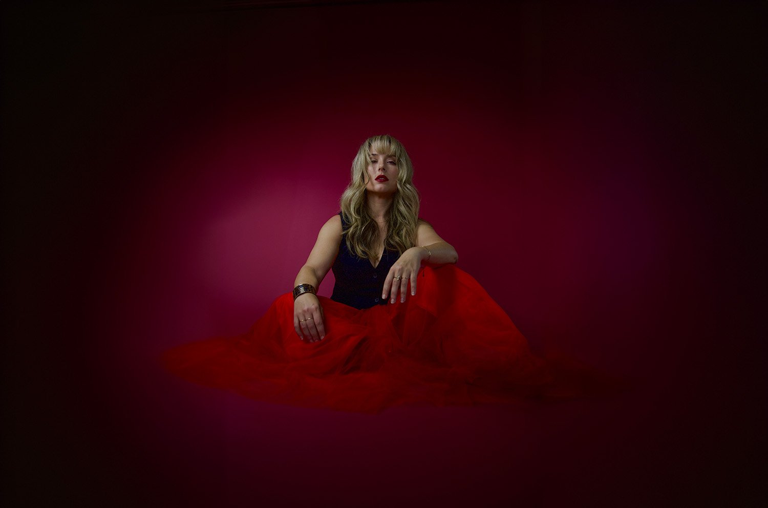 Scarlett Macfarlane lança “Excuse Me”, single que celebra a autenticidade e o empoderamento feminino