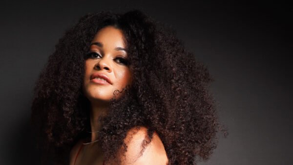 Ornnala une canto lírico, chanson e pop orquestral em uma trajetória marcada pela intimidade
