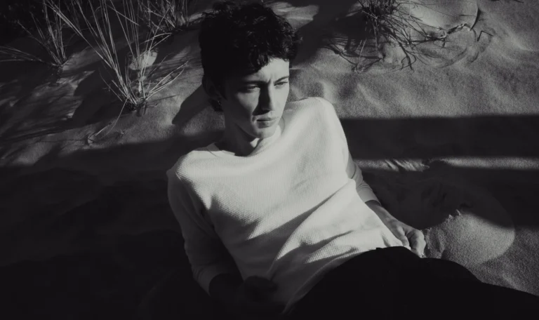 Troye Sivan lança quarto álbum de estúdio, “She’s the Best”, acompanhado do single “FF” 48 Troye Sivan lança quarto álbum de estúdio, “She’s the Best”, acompanhado do single “FF”